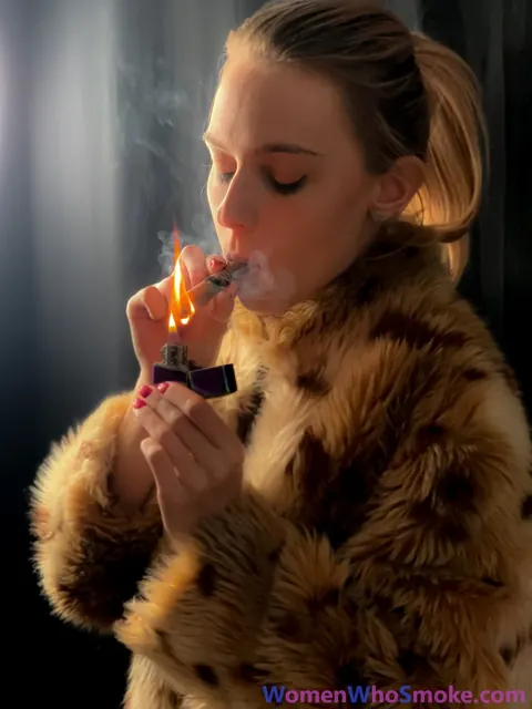 European Blonde Poses in a Fur Coat – photo 1 of 15