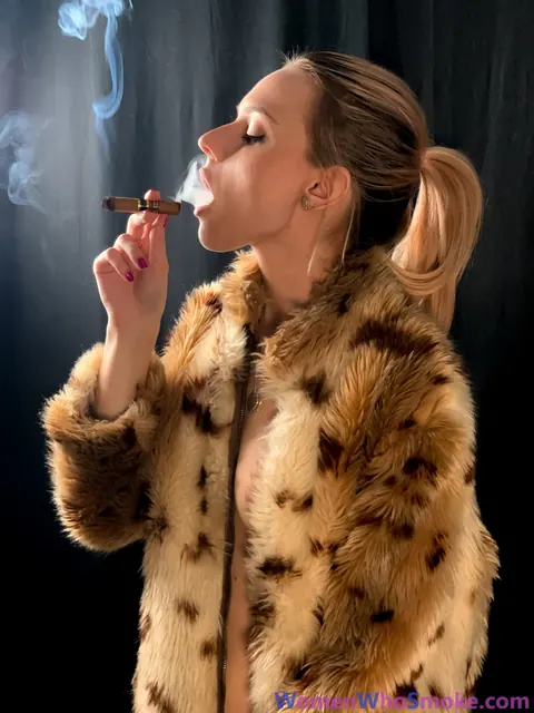 European Blonde Poses in a Fur Coat – photo 7 of 15