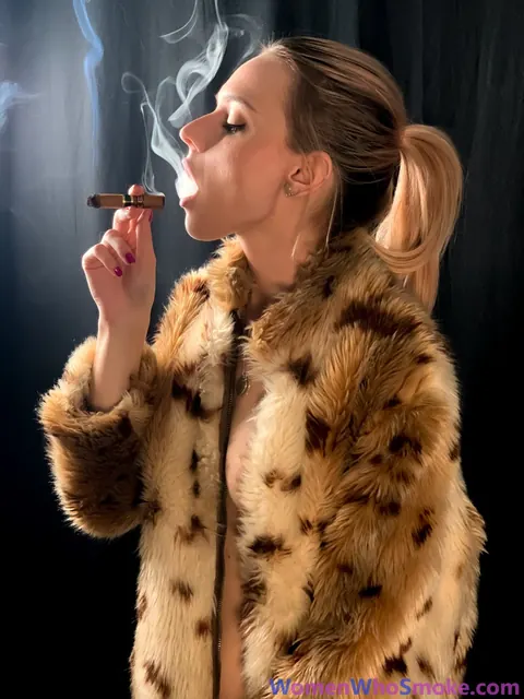 European Blonde Poses in a Fur Coat – photo 8 of 15