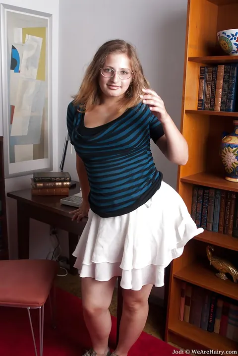 BBW in Lingerie and Glasses Spreads Her Legs Wide – photo 4 of 16