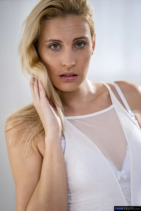 Lulu Love: Tall Blonde MILF Strips Out of Her Lingerie in Heels – photo 1 of 21