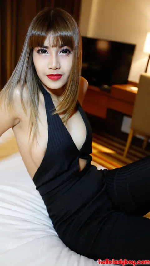 Asian Trans Woman Strips Off Her Top and Flaunts Her Tits – photo 4 of 21