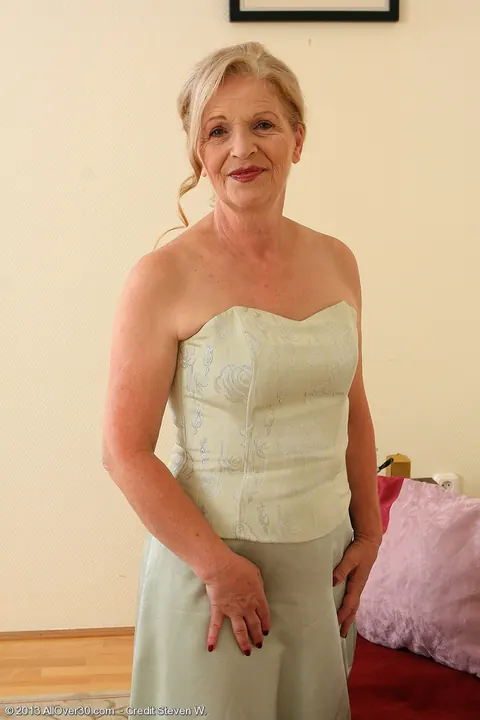 Mature PAWG in Lace Panties and Heels Spreads Wide – photo 2 of 15