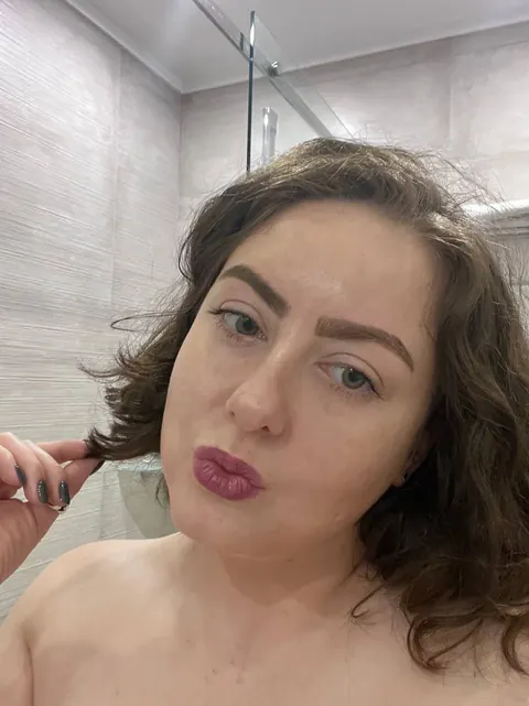 European BBW Brunette Shows Her Curves in the Bathroom – photo 7 of 10