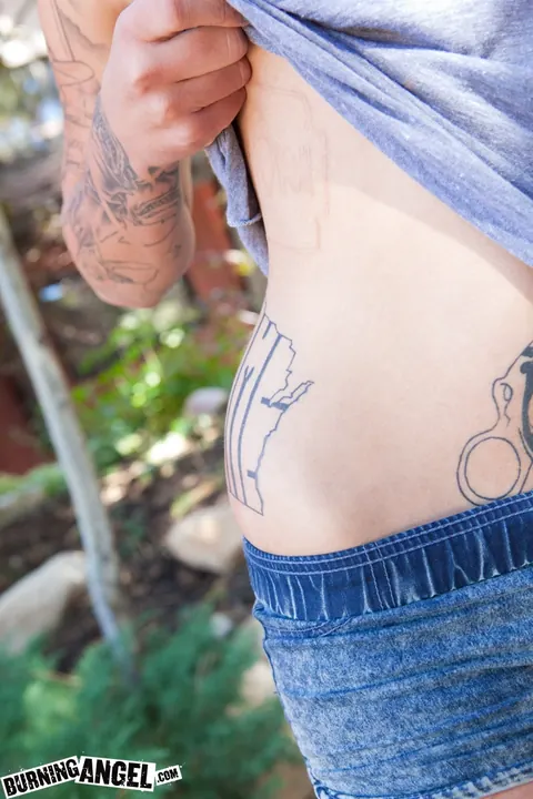 Sofi Vondoom: Short-Haired Latina Strips Outdoors and Spreads – photo 5 of 17