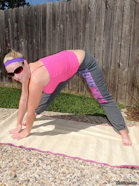 Dee Siren: Curvy Blonde MILF in Yoga Pants and Glasses Rides Her Partner – photo 1 of 21