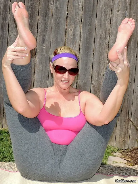 Dee Siren: Curvy Blonde MILF in Yoga Pants and Glasses Rides Her Partner – photo 5 of 21