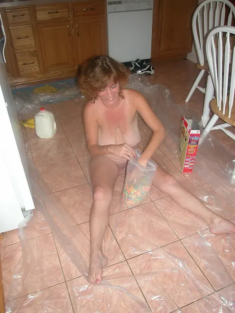 Ivy Rose: Polish Redhead MILF Masturbates with a Banana – photo 3 of 20