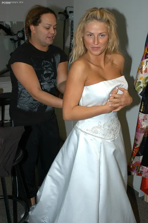 Brooke Belle: Blonde MILF Bride Strips Off Her Wedding Dress for Group Sex – photo 4 of 17