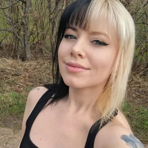 Woman Peels Off Her Clothes and Poses Fully Nude – photo 4 of 16