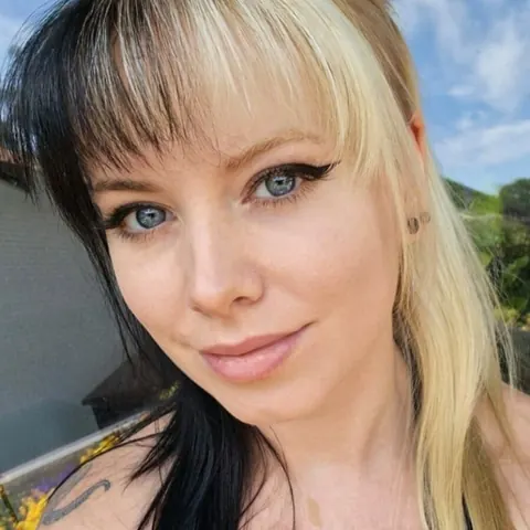 Woman Peels Off Her Clothes and Poses Fully Nude – photo 8 of 16