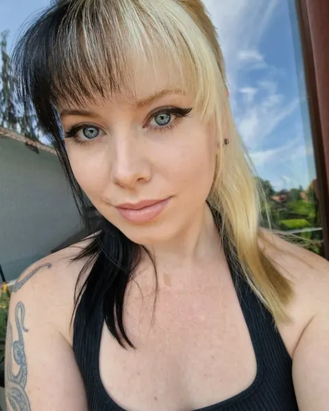 Woman Peels Off Her Clothes and Poses Fully Nude – photo 12 of 16
