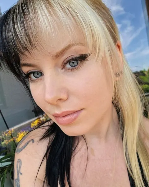Woman Peels Off Her Clothes and Poses Fully Nude – photo 11 of 16