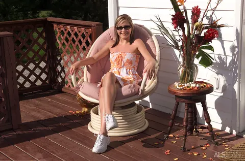 Nadia Taylor: Thick Blonde MILF Uses a Dildo and Fists Her Pussy Outdoors – photo 2 of 16