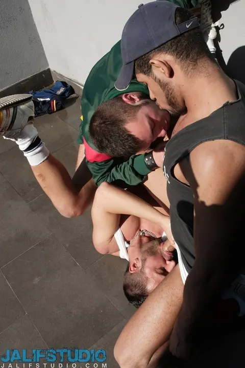Three Men Kiss and Fuck in a Public Outdoor Threesome – photo 9 of 21