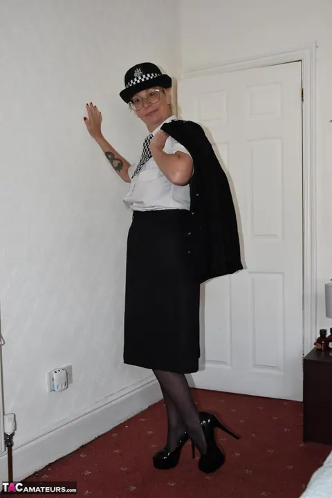 Busty British MILF in a Police Uniform Fingers and Spreads Her Pussy – photo 4 of 16