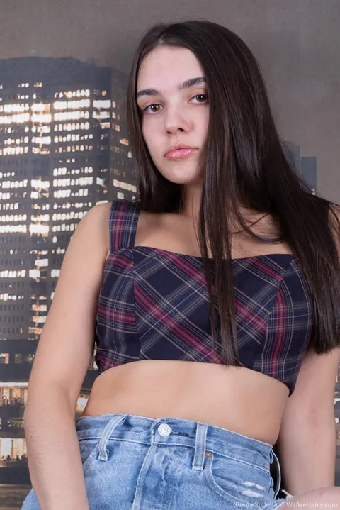 Sirena Spilona: Hairy Amateur Brunette in Ripped Jeans Spreads Her Pussy – photo 4 of 16