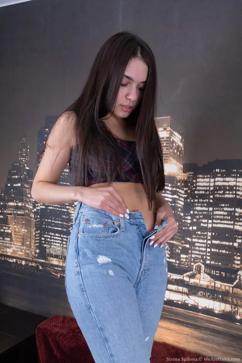 Sirena Spilona: Hairy Amateur Brunette in Ripped Jeans Spreads Her Pussy – photo 5 of 16