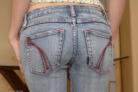 PAWG Pulls Down Her Jeans and Fingers Herself Bent Over – photo 4 of 21