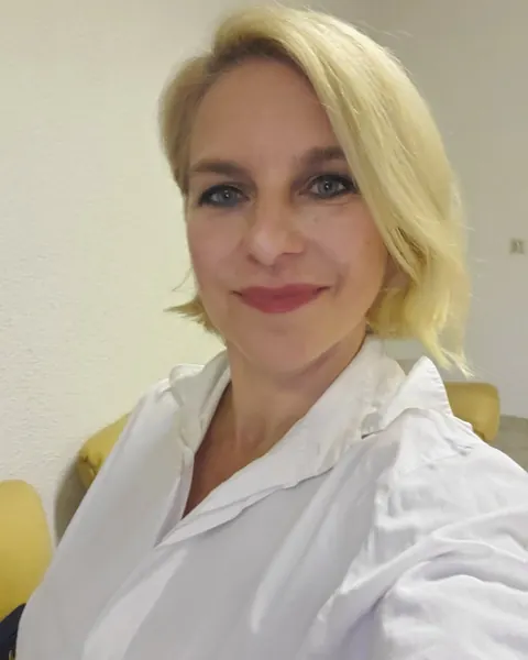 Curvy MILF Takes a Selfie While Spreading Her Big Ass – photo 16 of 16