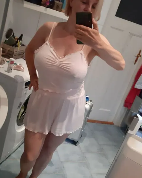 Curvy MILF Takes a Selfie While Spreading Her Big Ass – photo 8 of 16