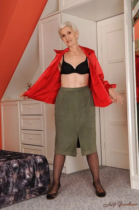 Viviana: Athletic Latina Strips Out of Her Lingerie and Stockings – photo 6 of 16