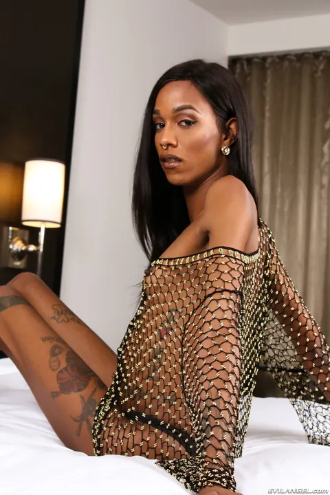 Slim Ebony Trans Woman Poses Nude and Shows Her Cock – photo 7 of 18
