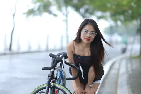 Asian Woman in Glasses Poses Nude in Public – photo 12 of 21