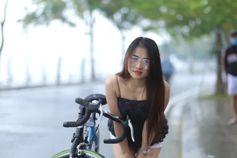 Asian Woman in Glasses Poses Nude in Public – photo 18 of 21