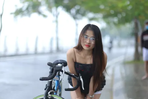 Asian Woman in Glasses Poses Nude in Public – photo 19 of 21