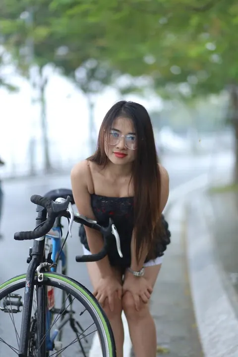 Asian Woman in Glasses Poses Nude in Public – photo 17 of 21
