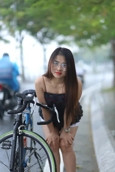 Asian Woman in Glasses Poses Nude in Public – photo 16 of 21
