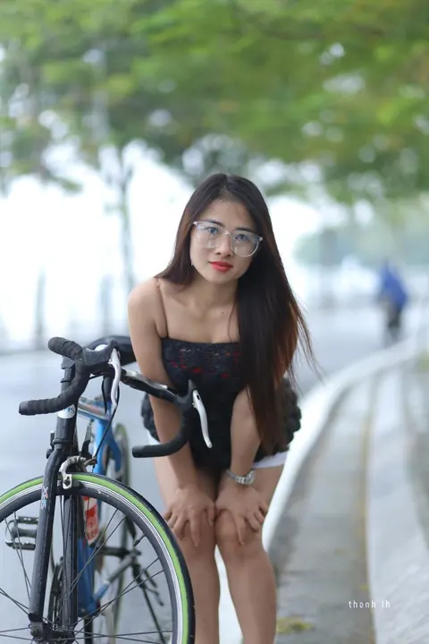 Asian Woman in Glasses Poses Nude in Public – photo 11 of 21