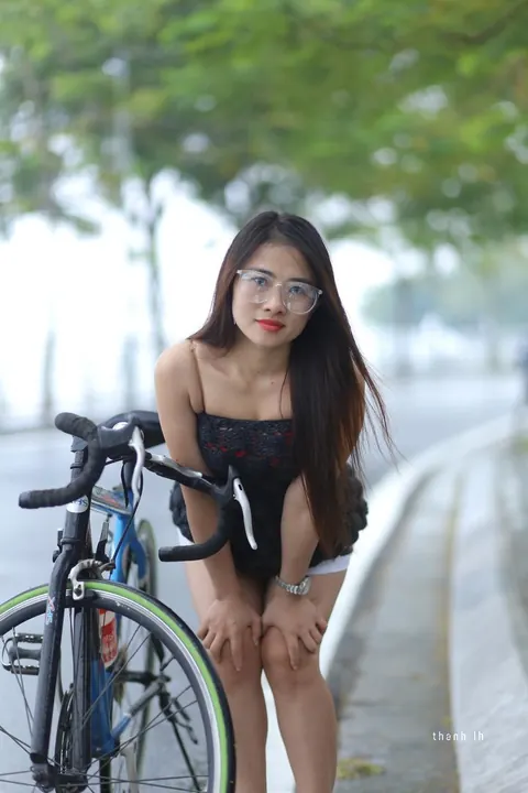 Asian Woman in Glasses Poses Nude in Public – photo 10 of 21