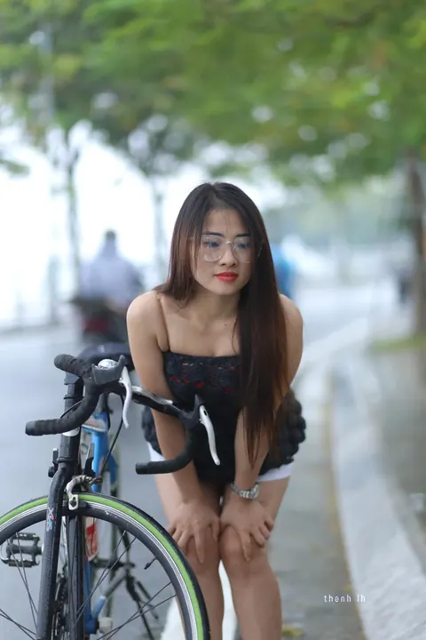 Asian Woman in Glasses Poses Nude in Public – photo 15 of 21