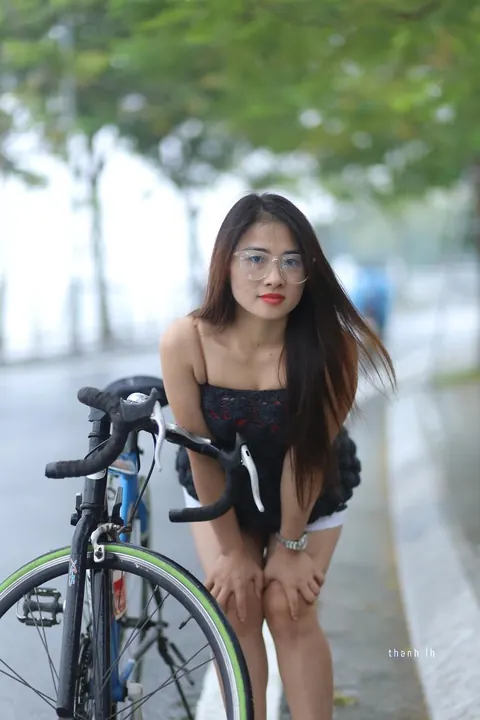 Asian Woman in Glasses Poses Nude in Public – photo 13 of 21