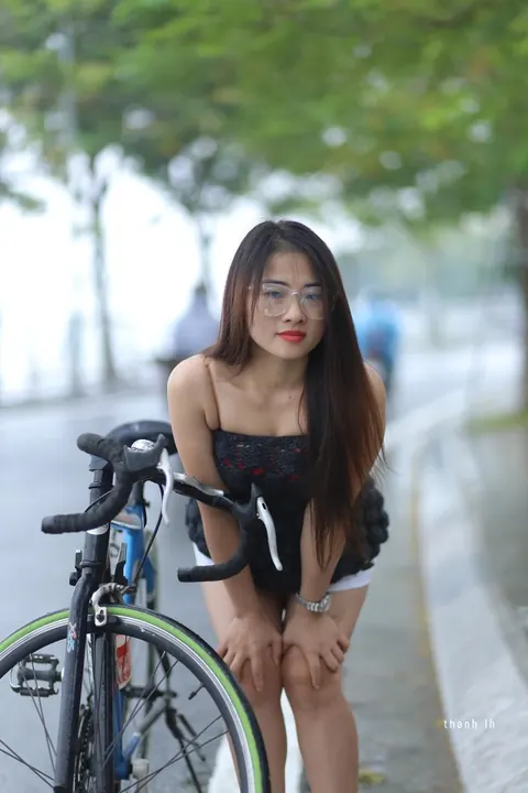 Asian Woman in Glasses Poses Nude in Public – photo 14 of 21