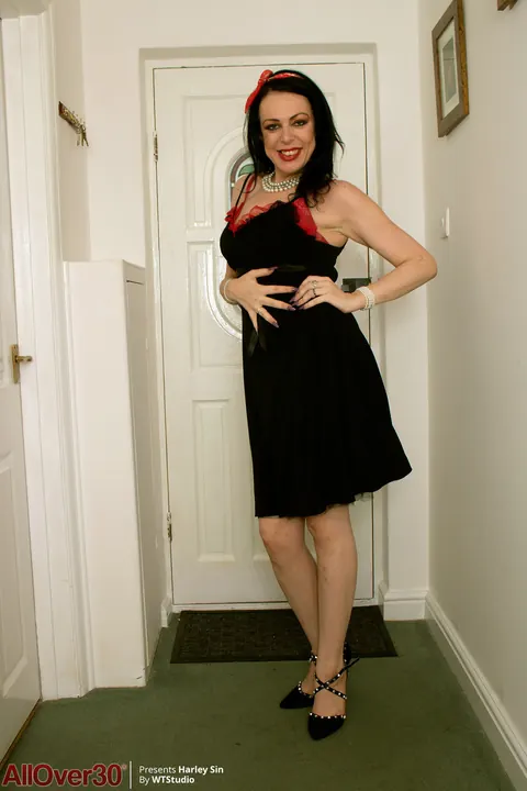 Harley Sin: Australian Brunette MILF Poses Nude and Shows Her Body – photo 5 of 21