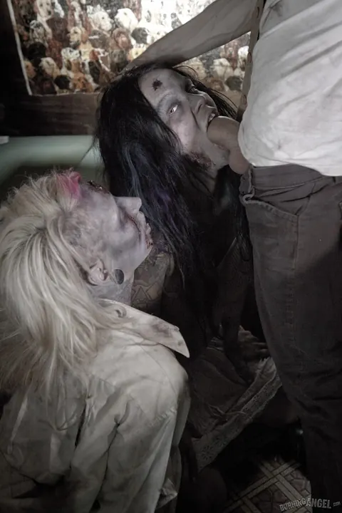 Brittany Lynn: Blonde MILF in Cosplay Takes a Facial After a Threesome – photo 5 of 16