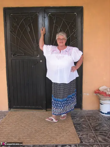 Amateur BBW with Big Tits Exposes Her Body Outdoors