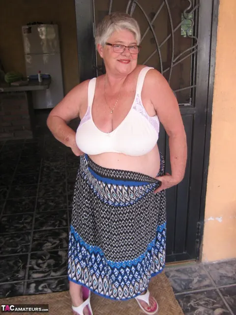 Amateur BBW with Big Tits Exposes Her Body Outdoors – photo 12 of 20