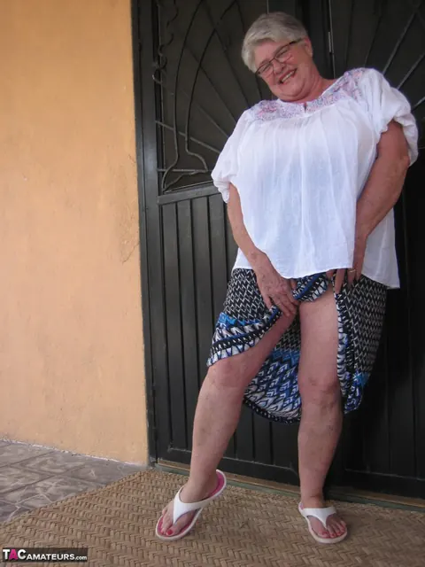 Amateur BBW with Big Tits Exposes Her Body Outdoors – photo 4 of 20