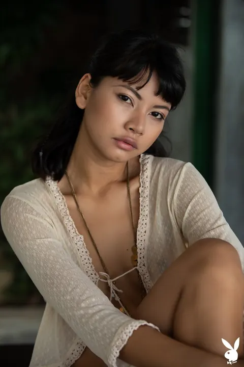 Cara Pin: Petite Thai Model Strips Nude and Poses for Glamour Shots – photo 1 of 20