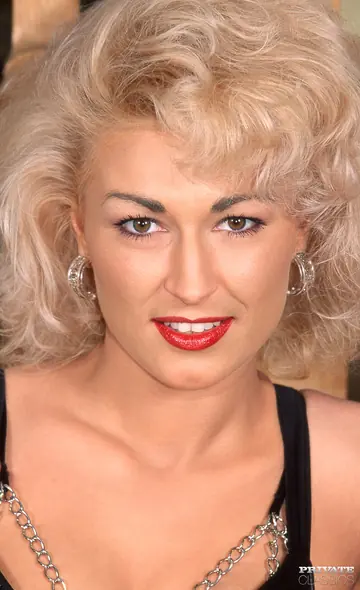 Elisabeth King – Mature Blonde MILF Takes Double Penetration in Lingerie