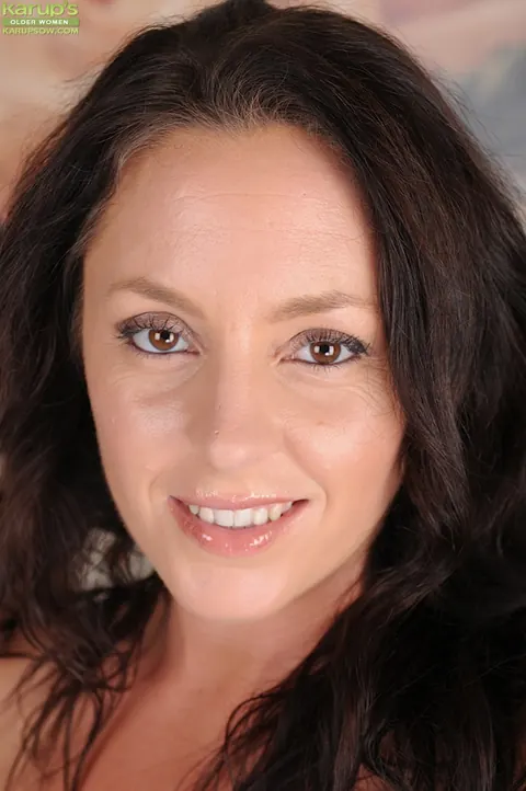 Tamara Fox: Curvy Brunette MILF with Big Tits Flaunts Her Nude Figure – photo 2 of 15
