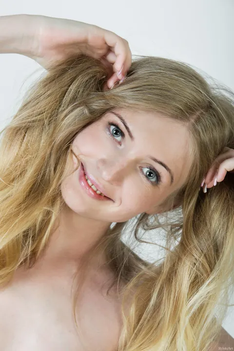 Launs: Tall Blonde with Natural Tits Poses Nude – photo 2 of 21