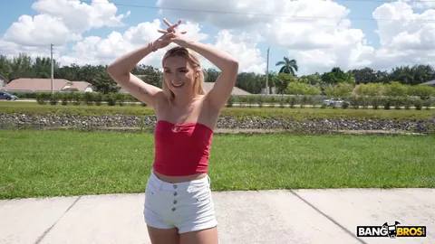 Molly Cooper: Short-Haired Blonde with Natural Tits Fucks and Sucks in a Car – photo 4 of 21