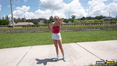 Molly Cooper: Short-Haired Blonde with Natural Tits Fucks and Sucks in a Car – photo 3 of 21