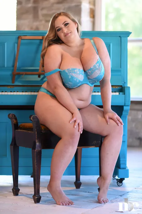 Sara Willis: British Blonde BBW Shows Off Her Big Tits and Ass in a Bikini – photo 12 of 21