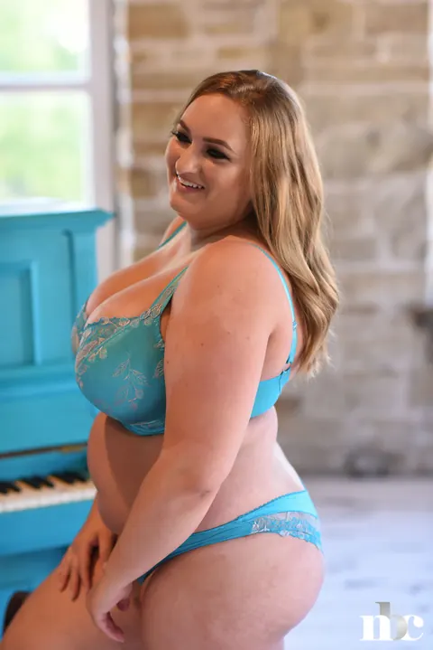 Sara Willis: British Blonde BBW Shows Off Her Big Tits and Ass in a Bikini – photo 1 of 21